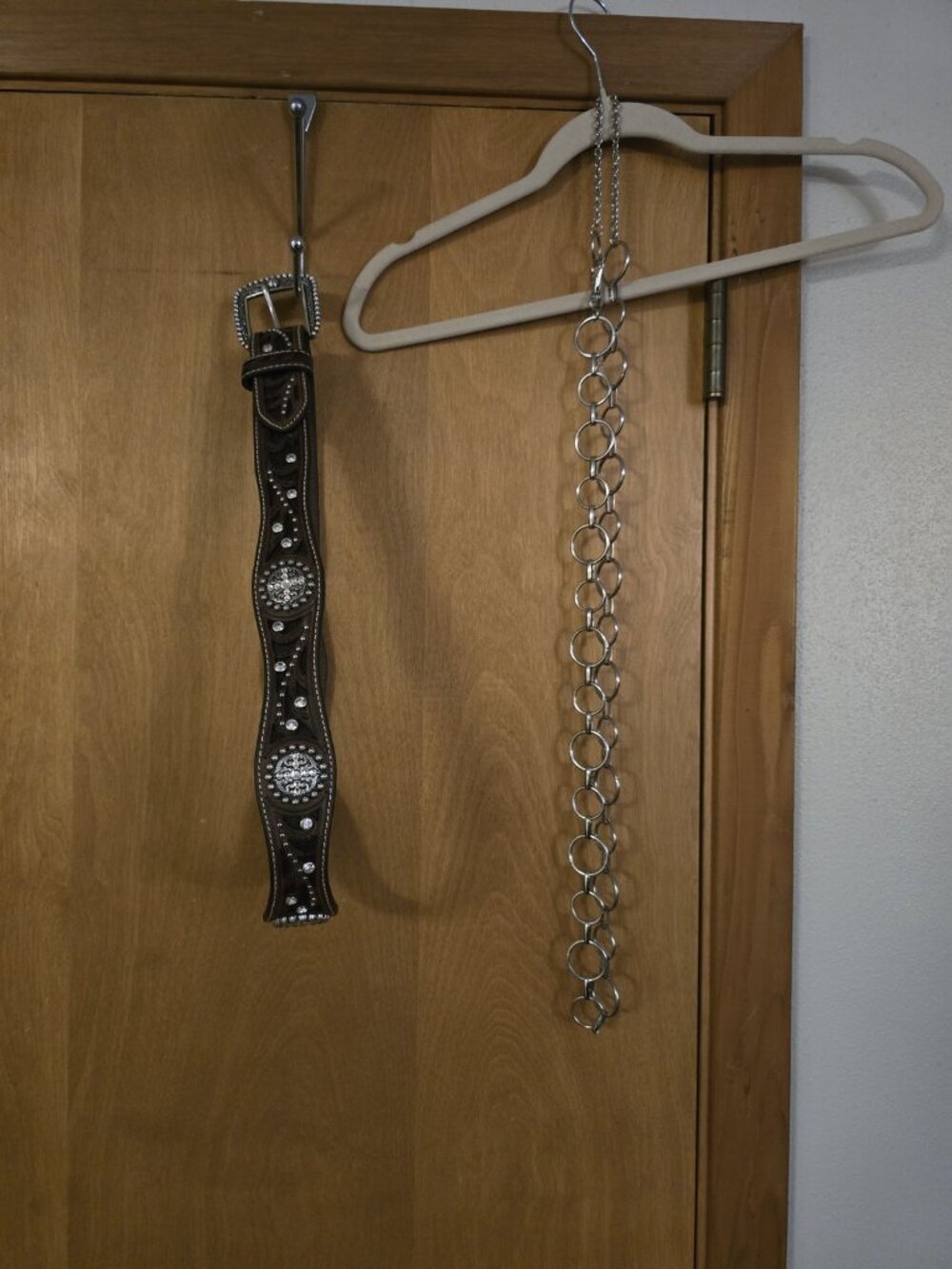 Ariat Belt And Silver Circle Chain Belt Women's Medium EUC Lot Of 2